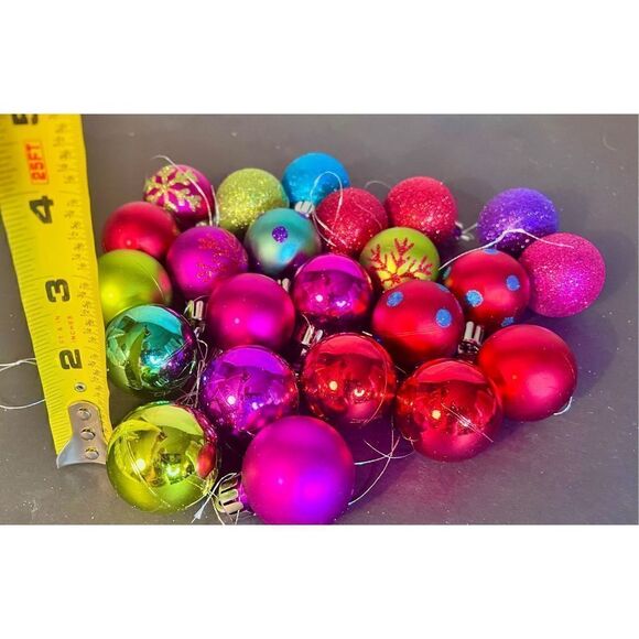 VTG Mixed Lot 50+ Plastic Christmas Ornaments Balls Snowflakes Drums Presents - Picture 2 of 14